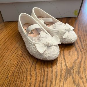Toddler girl size 5 jumping beans slip on shoes color is white with bows
